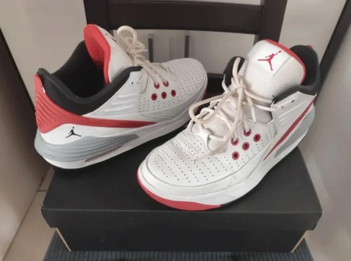 Jordan Max Aura 5 White Varsity Red T42 - photo numéro 2