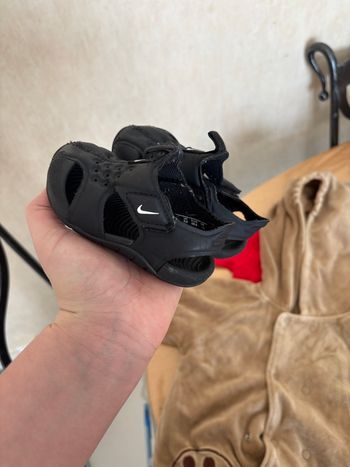 Petites sandales Nike pour enfant.