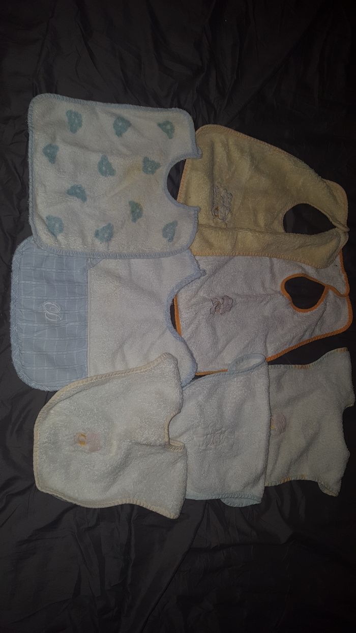 lot 7 bavoirs bb bon état - photo numéro 1