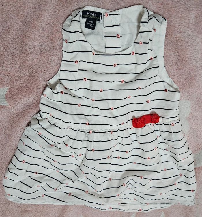 Robe rayée et fleurie avec doublure. Blanche, rouge et noire. Kiabi 3 - 6 mois, 63 à 69cm, 8kg. - photo numéro 2