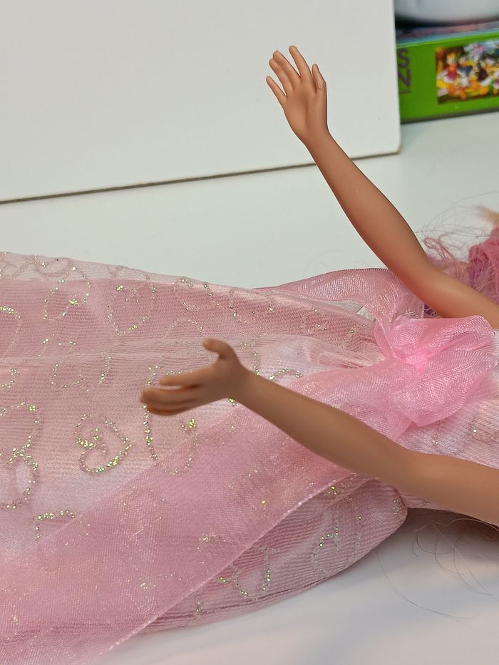 Poupée mattel barbie tenue reine du bal de promo
Poupée et ensemble compris - photo numéro 7