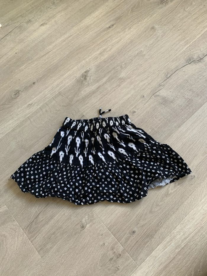 Jupe courte noire et écrue, 6-7 ans, Zara en très bon état - photo numéro 3
