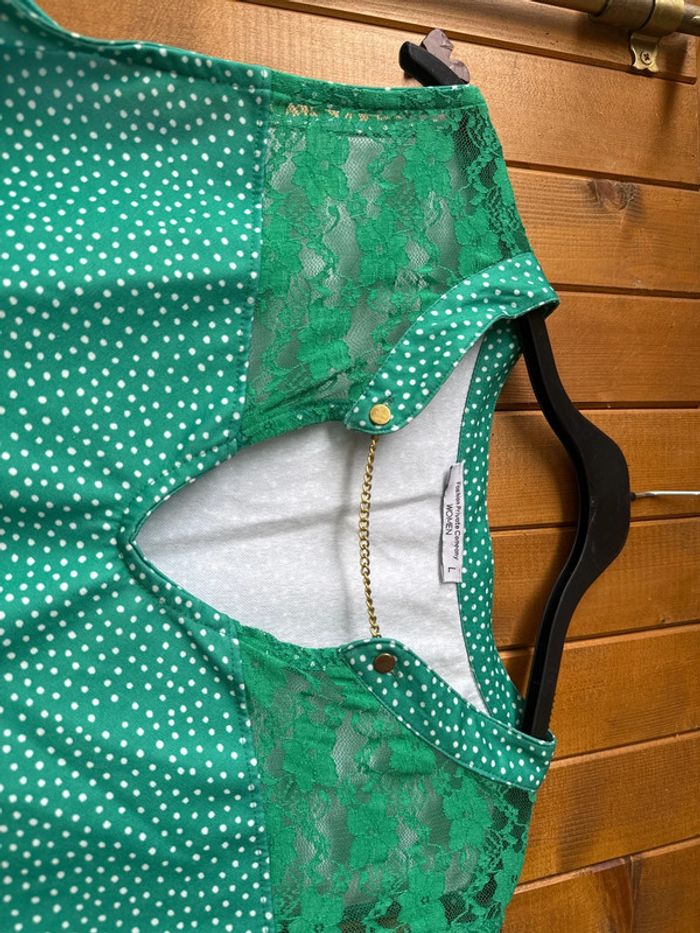Débardeur vert avec une petite chaîne au niveau du cou - photo numéro 2