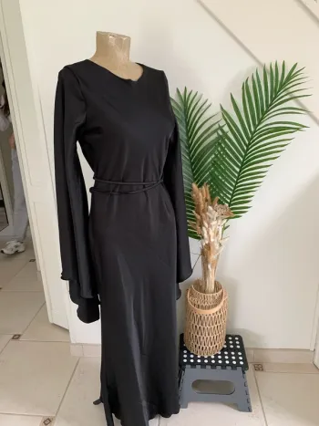 Magnifique robe longue satinée avec manches chauve souris
