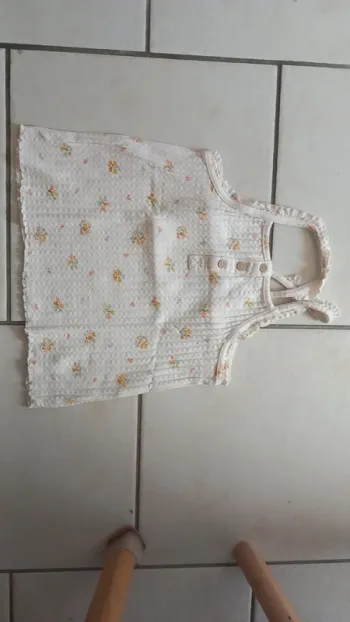 Débardeur beige fleuri kiabi 8 ans tbe