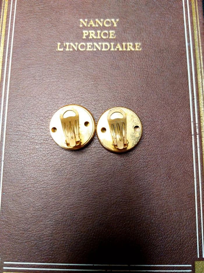 Magnifique paire de boucles d'oreilles à clip doré - photo numéro 4
