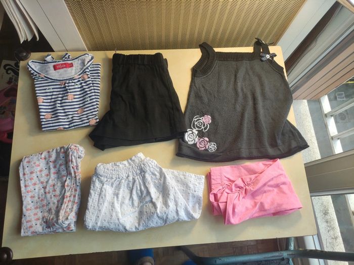 Lot été 5 ans 1 jupe 1 legging court 1 long 1 jupe-short 1 t-shirt 1 haut à bretelles