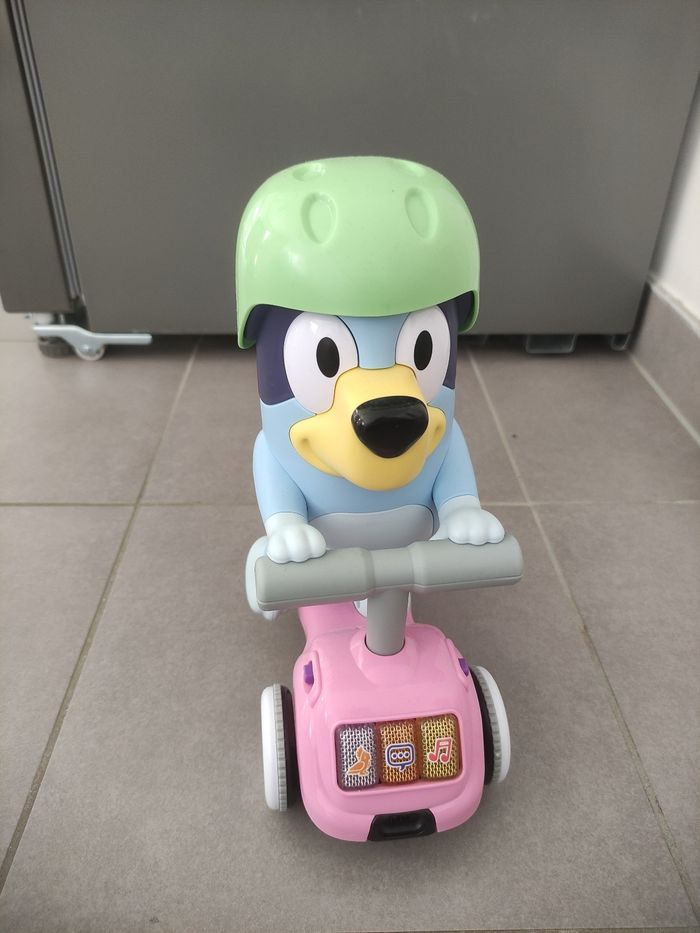 Jouet trotinette bluey mobile en très bon état - photo numéro 2