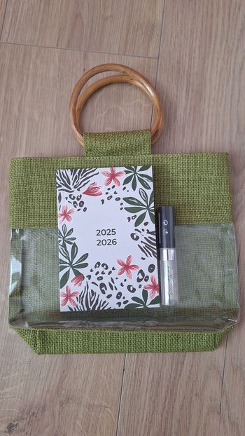 Yves Rocher baume à levres liquide transparent sac à main type toile de jute vert 24x19x10cm et agenda neuf