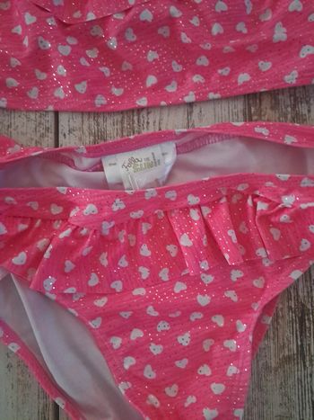 Maillot de bain brillant à cœur et froufrou
