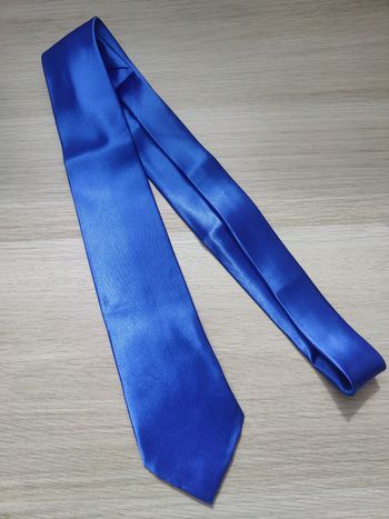 Cravate bleue brillante 