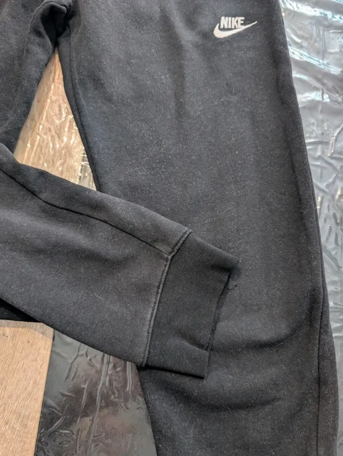Très beau pantalon de jogging Nike noir mixte 9/11 ans - photo numéro 2