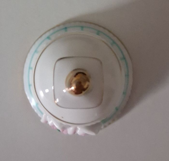 Cloche de collection en porcelaine dans un coffret de velours - photo numéro 4