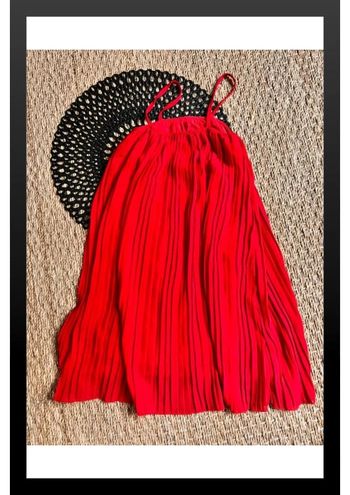 Robe rouge plissée
