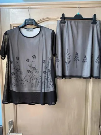 Ensemble t-shirt et jupe noir et blanc cassé taille 36