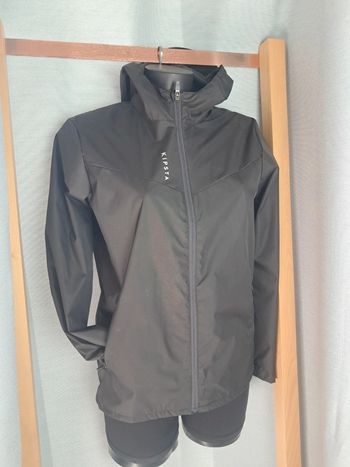 Kipsta coupe vent capuche noir 12/13 ans en tbe