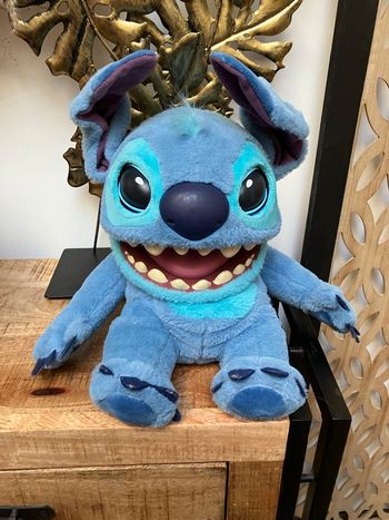Stitch peluche interactive 