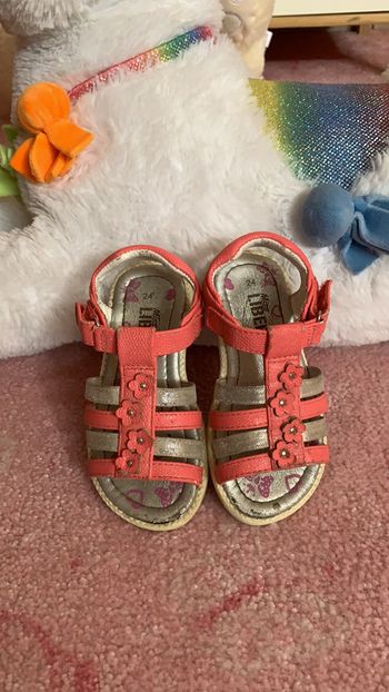 Sandalettes rose et grise semi ouvertes pointure 24