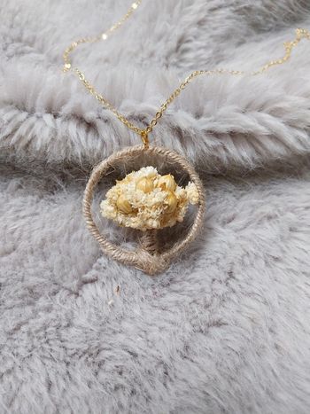 Collier de fleurs séchées