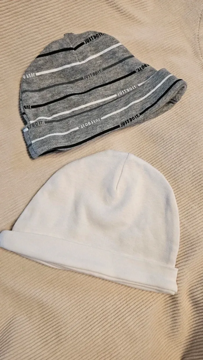 Bonnets 1 mois - photo numéro 2