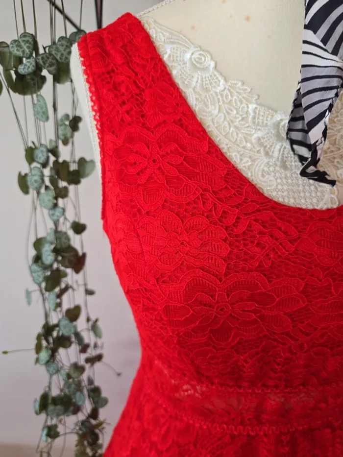 Robe en dentelle - photo numéro 2
