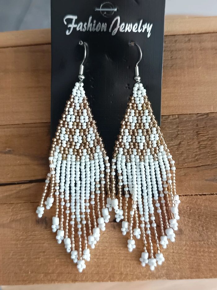 Boucles d'oreilles pendantes perles blanches et doré