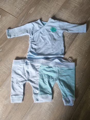 Ensemble cache cœur + 2 pantalons 1 mois