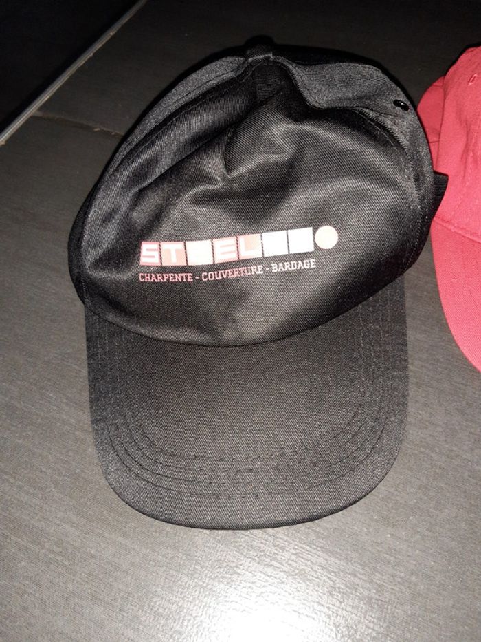 2 casquettes - photo numéro 2