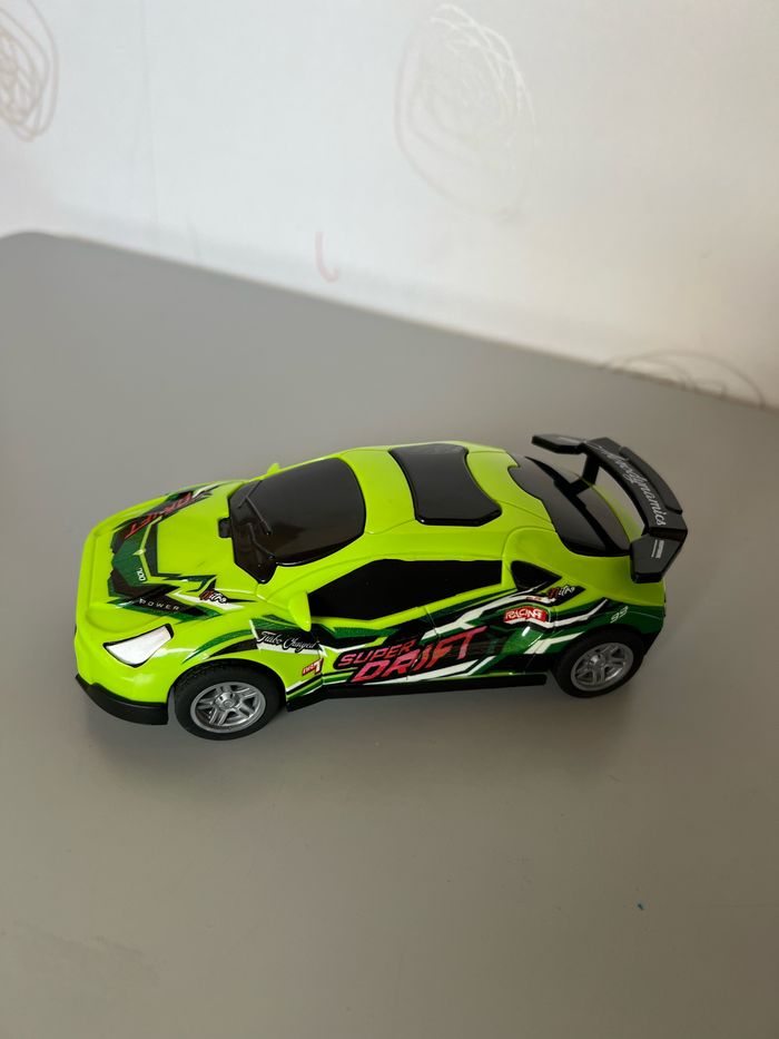 Voiture jouet