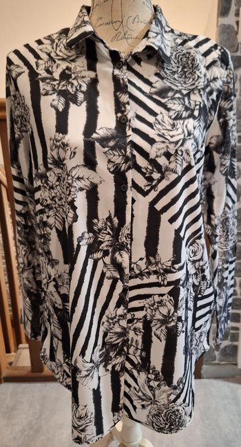 Longue chemise rayée blanche et noire et avec un imprimé fleuri