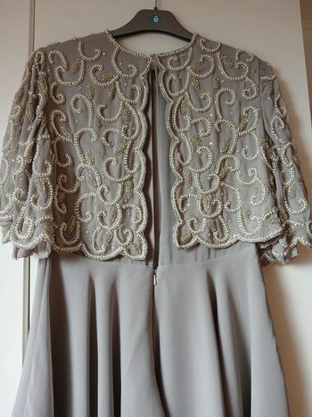 Robe cérémonie couleur taupe taille 36/38 de chez Asos
