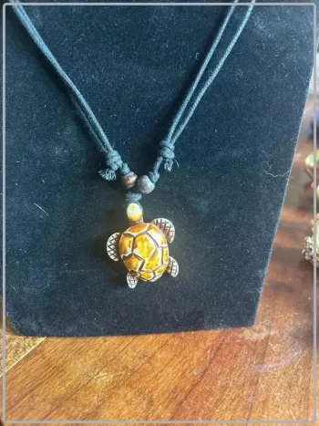 Collier tortue en résine cordon réglable