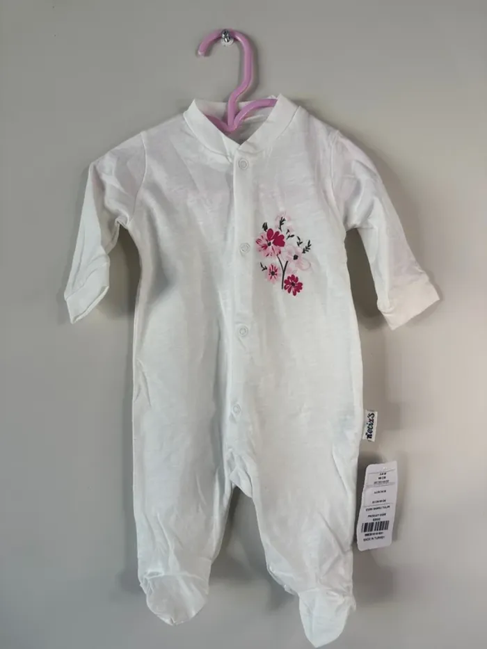 👶 pyjama bébé fille - 3 - 6 mois - necix’s- neuf avec étiquette- blanc avec fleurs rose -68cm