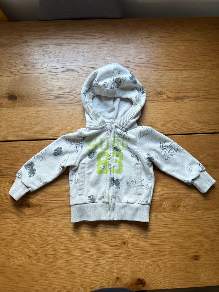 Veste Gilet Gris à Capuche Tape à l’Œil 2 Ans / 24 Mois – Très Bon État – Réduction sur Lot KO
