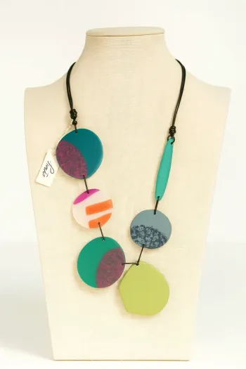 Collier original multicolore mya -style moderne et artistique. Neuf