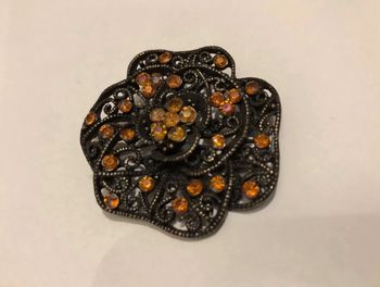 Broche noire et orange