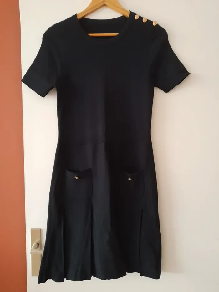 Robe manches courtes plissée au bas