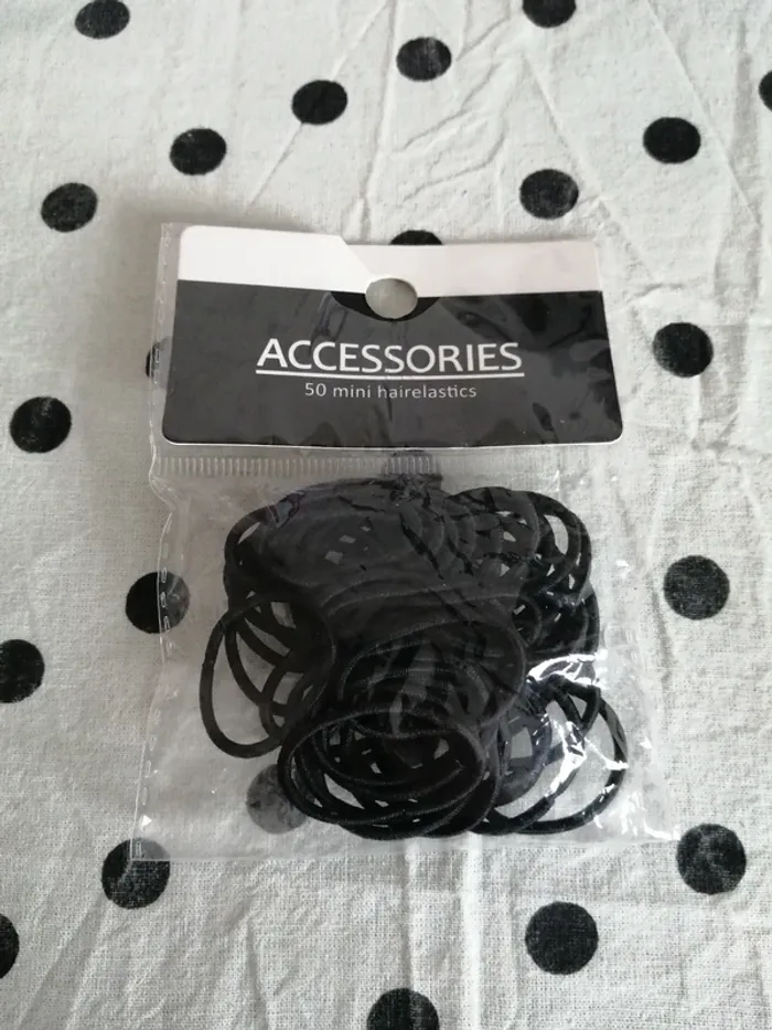 Lot de 50 petits élastiques noirs / accessoires - photo numéro 2
