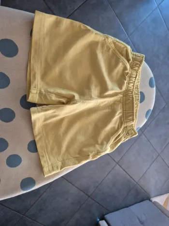 Short jaune