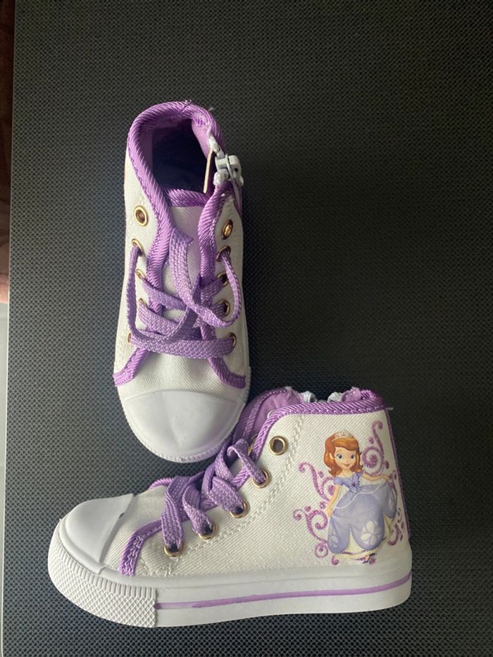 Chaussure montante lacet et fermeture sur le côté