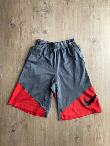 Short de basketball gris et rouge pour enfant Nike taille L 16ans 268