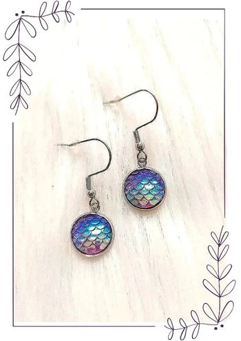 Boucles d'oreilles pendantes rondes écailles de sirène violet irisé
