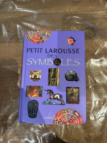 Livre Petit Larousse, des symboles