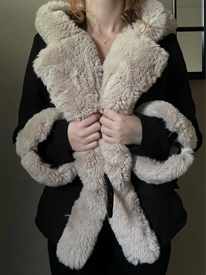 Manteau noir épais court à capuche avec fausse fourrure - photo numéro 3