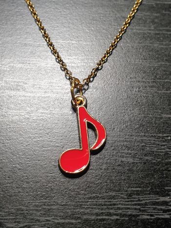 Collier note de musique rouge 