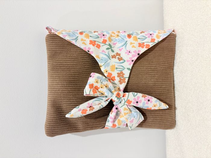 Pochette à livre de poche ou liseuse Chocolat Fleurie