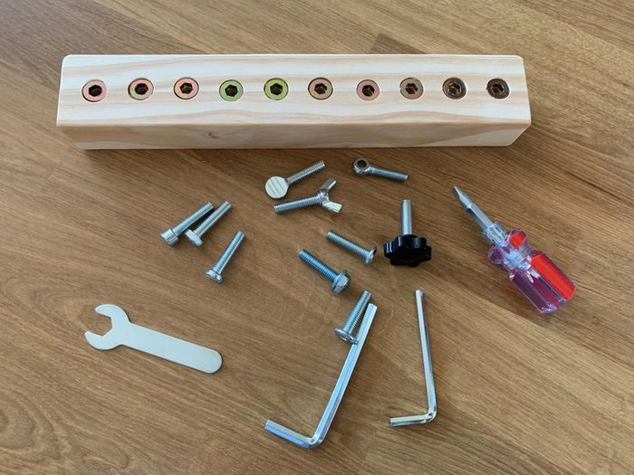 Jeu de vissage Montessori