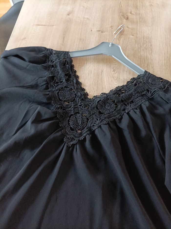 Blouse encolure dentelle - photo numéro 2