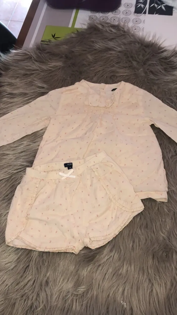 Ensemble kiabi avec blouse et short mi saison 24 mois