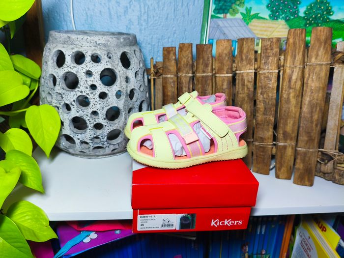 Chaussures sandales kickers 26 jaune pâle et rose - photo numéro 1